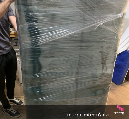 ארון עטוף בניילון נצמד להובלה
